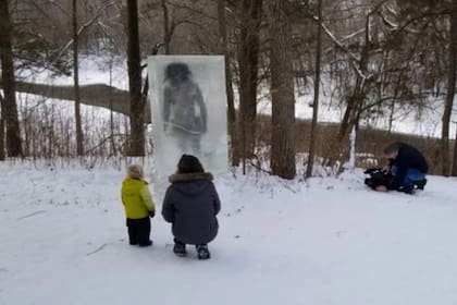 La peculiar escultura apareció en el parque más grande de Minneapolis