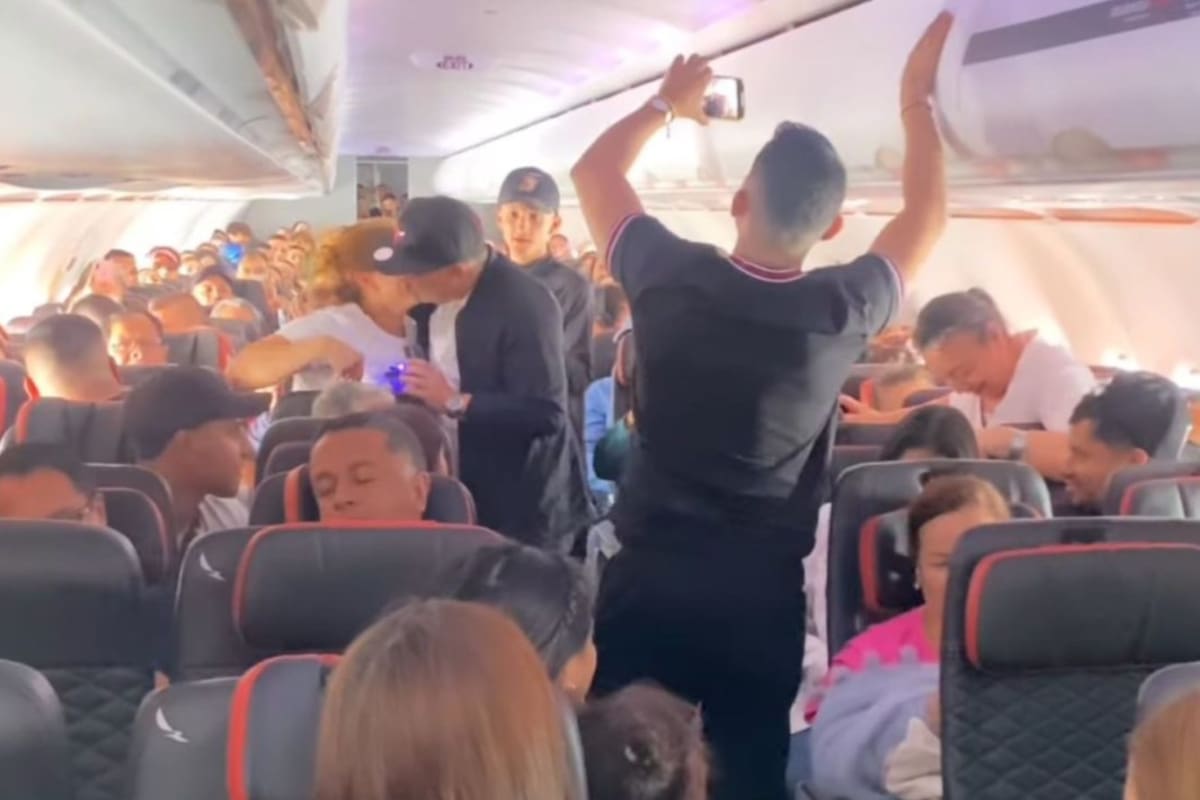 La pedida de mano fue grabada por los pasajeros del avión (Foto: Twitter @capimoniu)