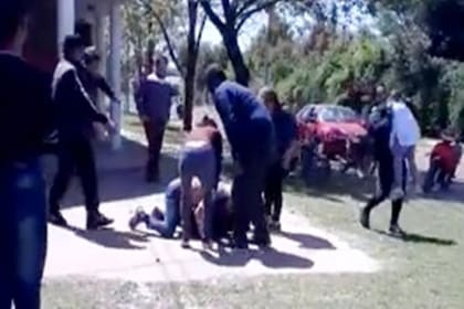 La pelea a los golpes en la puerta de una jardín de infantes de Bragado