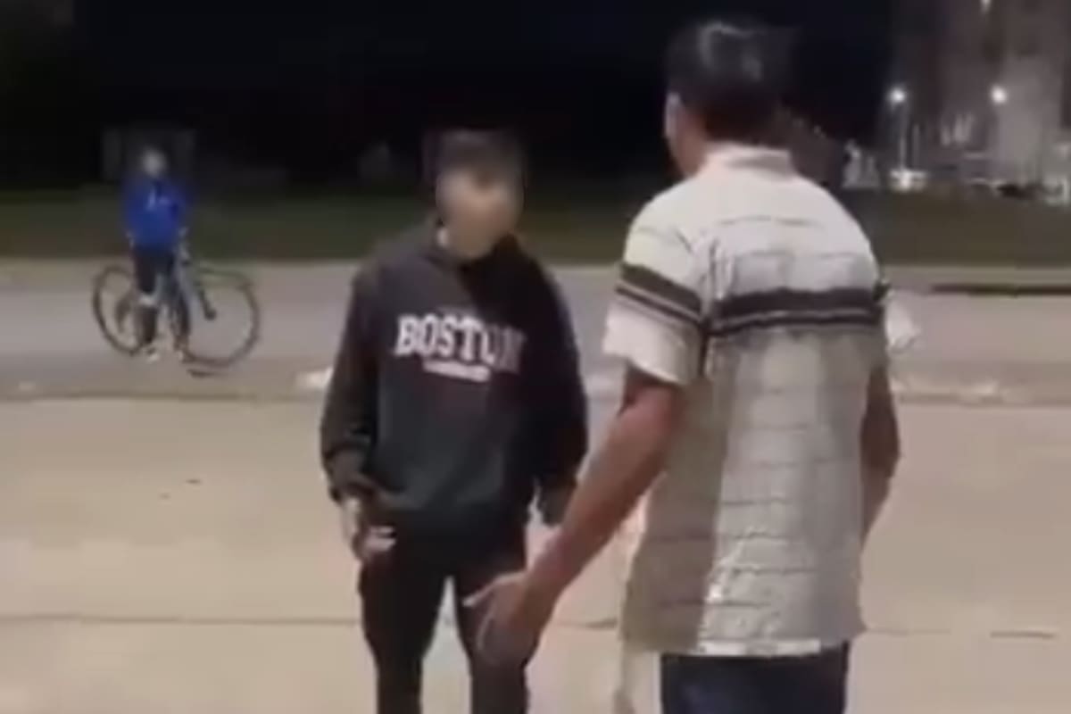 La pelea callejera en ningún momento fue detenida por los presentes en el hecho