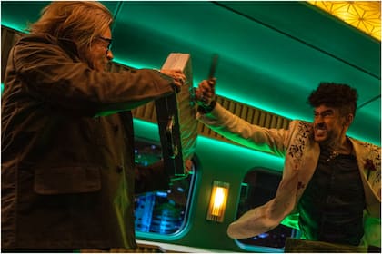 La pelea de Bad Bunny y Brad Pitt en la película 'Bullet Train'.