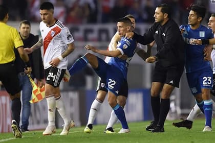 La pelea de Centurión y Enzo Pérez en un River vs. Racing de la Copa Libertadores