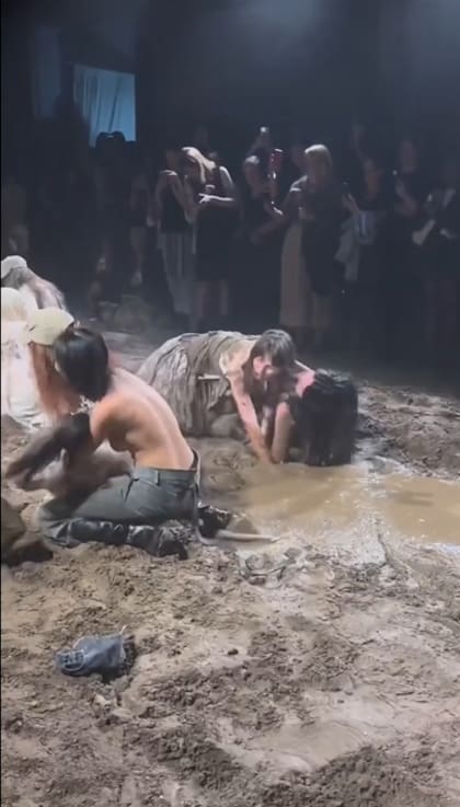 La pelea en el barro dejó a todos los periodistas presentes atónitos
