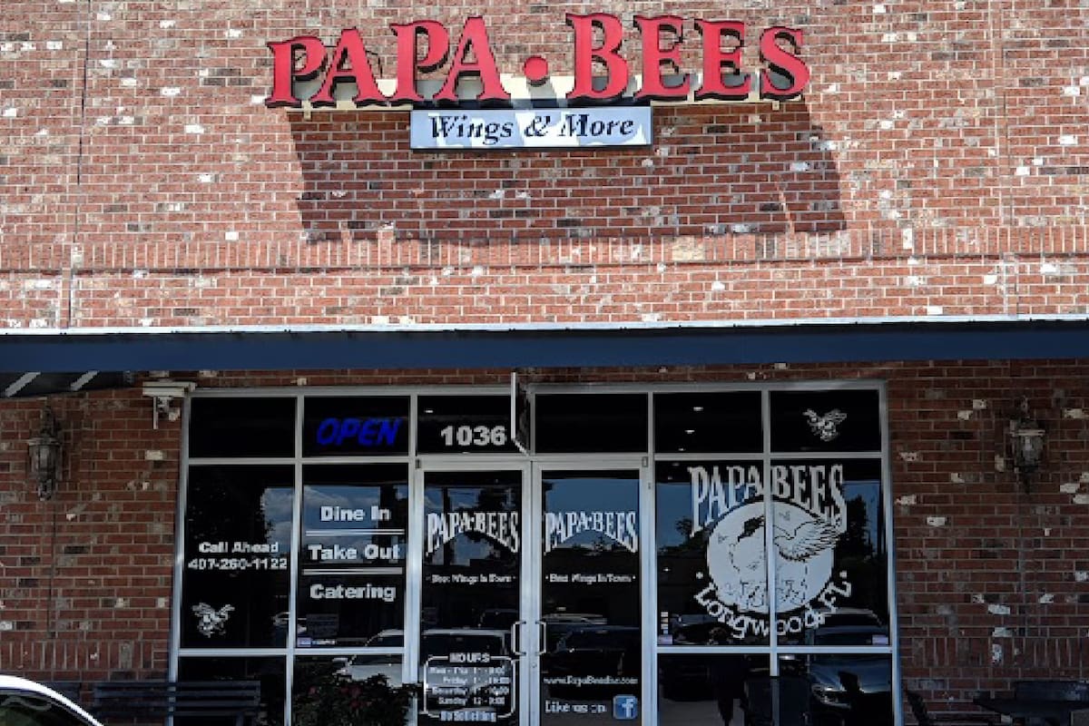 La pelea entre los empleados y las cinco mujeres ocurrió en el lugar de comida rápida Papa Bees, de Longwood, Florida