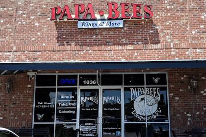La pelea entre los empleados y las cinco mujeres ocurrió en el lugar de comida rápida Papa Bees, de Longwood, Florida