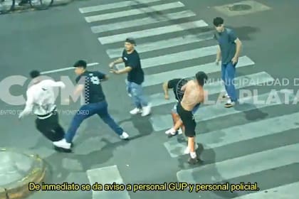 La pelea fue en plena avenida mientras circulaban autos