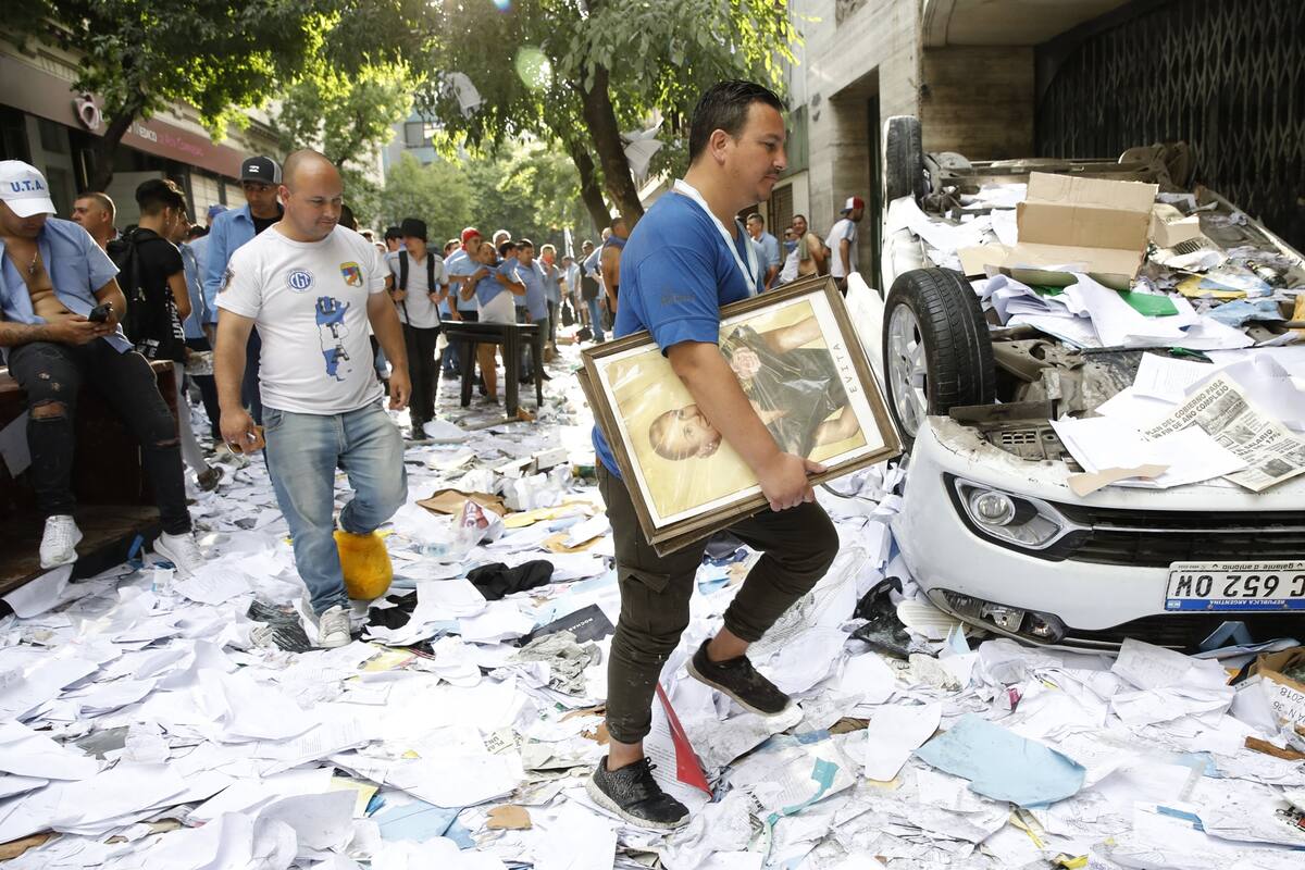 La pelea interna de la UTA dejó heridos, detenidos y destrozos en las puertas de la sede sindical