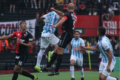 La pelea por la pelota en Santa Fe, entre Colón y Atlético Tucumán