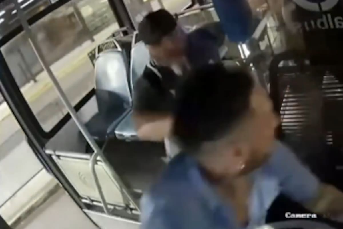 La pelea quedó grabada en las cámaras del interno de la línea 113