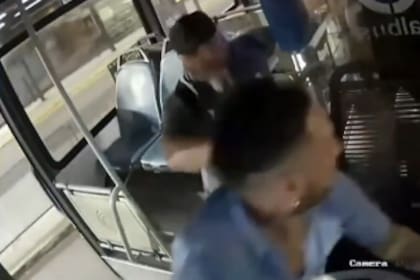 La pelea quedó grabada en las cámaras del interno de la línea 113