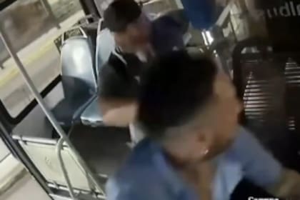 La pelea quedó grabada en las cámaras del interno de la línea 113