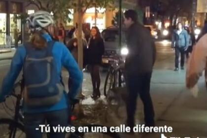 La pelea sorprendió a todos los transeúntes. Fuente: TikTok