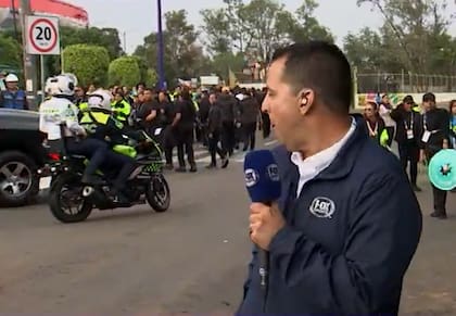 La pelea sorprendió al cronista y rápidamente llegó la policía (Foto: X)