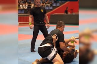 Conmoción en una competencia de jiu-jitsu: un luchador perdió la conciencia por un golpe ilegal y el video recorre el mundo