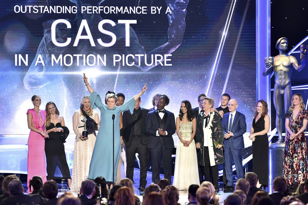 La película de Martin McDonagh repitió su triunfo en los Globos de Oro; Frances McDormand y Gary Oldman, los mejores actores