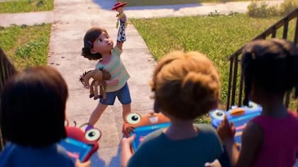 La película muestra cómo los niños se interesan cada vez más por la tecnología en lugar de por sus juguetes tradicionales