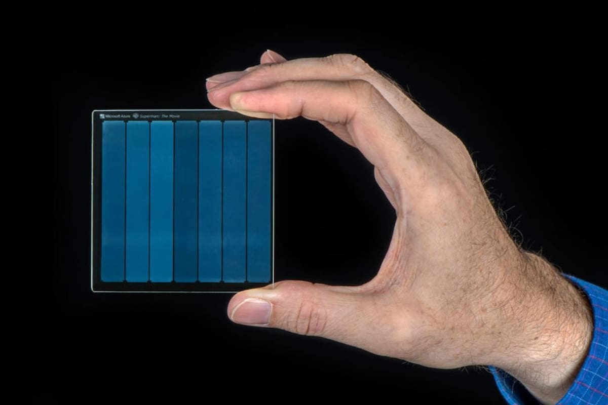 La película Superman almacenada en un cristal de cuarzo de 75 mm de lado y 2 mm de grosor: en total tiene 75,6 GB de datos y puede guardarse en cualquier condición: no necesita aire acondicionado, y no lo daña ni la humedad, ni el calor, ni se desmagnetiza
