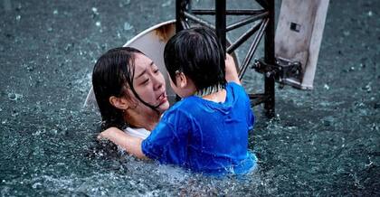 La película tuvo su estreno mundial en el 30º Festival Internacional de Cine de Busan