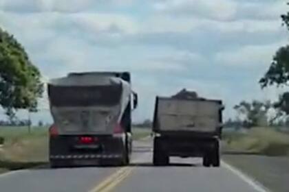 La peligrosa maniobra del camionero