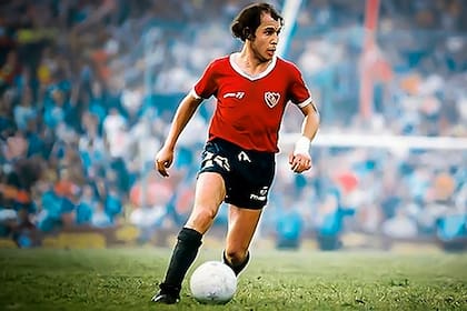 La pelota al pie, la mirada ya busca el pase, estampa de crack: Ricardo Bochini en toda su dimensión