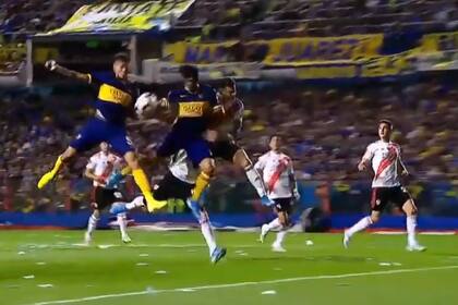 La pelota da en el brazo derecho de Emmanuel Mas y tras varios rebotes le quedará a Eduardo Salvio para el 1-0 de Boca contra River en el partido de vuelta de una semifinal de la Copa Libertadores 2019: el brasileño Wilton Sampaio invalidó el tanto, ajustándose a la ley de ese momento... que cambió hace seis días.