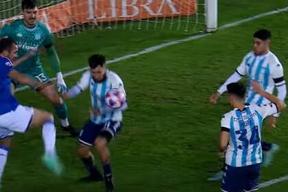 La pelota da en la mano de Gómez y Rey Hilfer cobró penal, pero luego -vía VAR- lo anuló por un offside previo