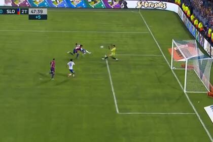 La pelota del partido: en el último minuto, el arquero Orlando Gill le desvió un gran mano a mano con la cara a Braian Romero, delantero de Vélez