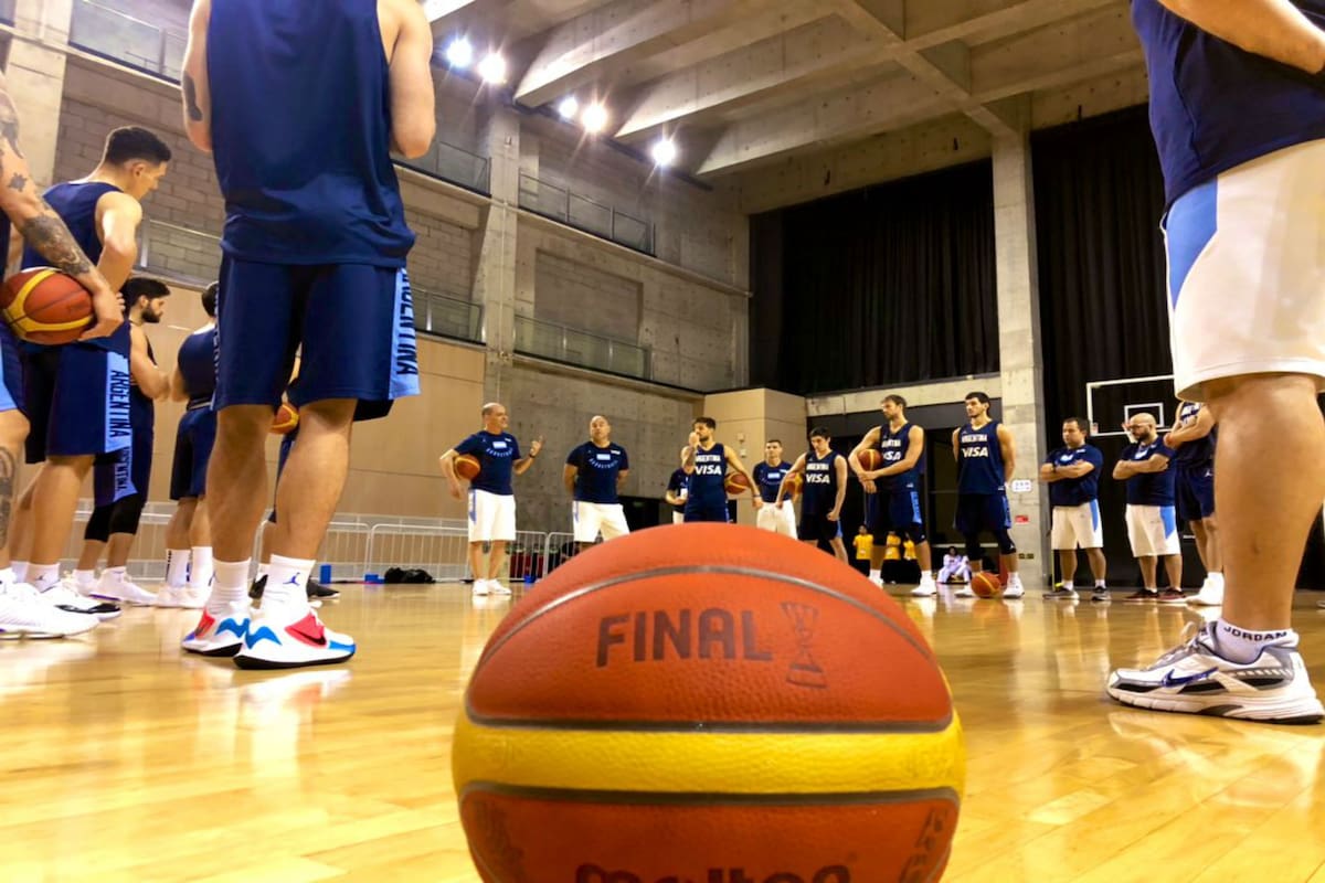 La pelota del último entrenamiento antes de la final del Mundial de básquetbol China 2019.