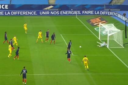 La pelota dio en la pierna del defensor francés Presnel Kimpembe y le dio el empate a Ucrania