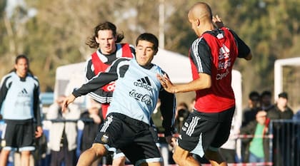 La pelota en el medio de los pies de los talentosos; Messi, Riquelme y Verón no le sacan la mirada