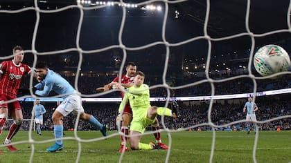 La pelota en la red; Agüero ya empieza el festejo de su gol