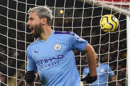La pelota en la red, el festejo de Agüero; el City volvió a ganar gracias al argentino