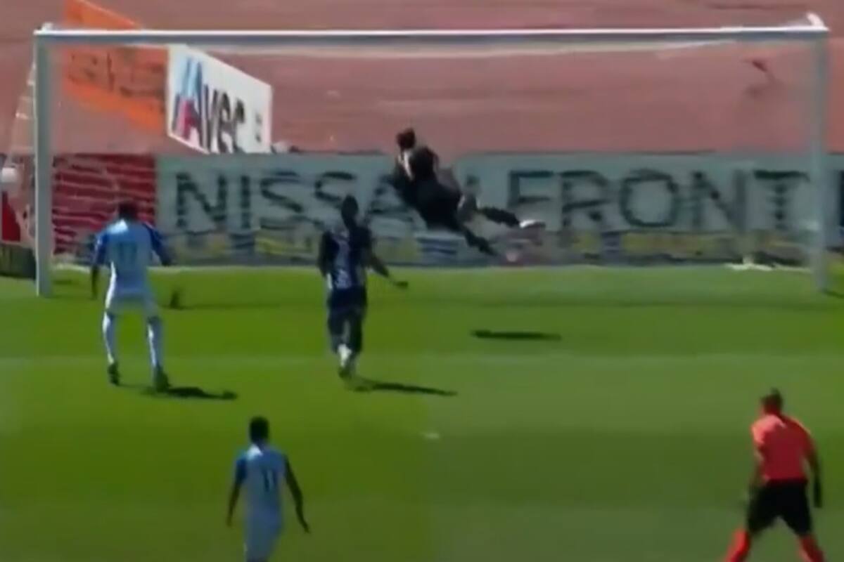 La pelota entra en el arco de Marcos Díaz (Talleres); el que impactó el balón fue Wilder Cartagena, volante central de Godoy Cruz; fue el 1-0 en Córdoba