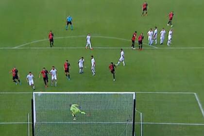 La pelota entra por el ángulo del arco de Independiente: a lo lejos, Pulga Rodríguez palpita su golazo de tiro libre