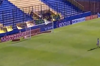 La pelota ingresando al arco tras el remate desde atrás de la mitad de la cancha que terminó en gol de Atlanta