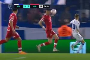 La pelota le da en la cara a Merolla, pero Trucco cobró penal para Vélez y el VAR no lo corrigió