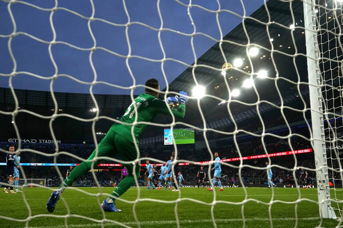 La pelota pega en el palo derecho y entra; el gol de Manuel Lanzini llegó sobre el final para West Ham, que no pudo ni sacar del medio para buscar el empate