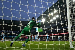 La pelota pega en el palo derecho y entra; el gol de Manuel Lanzini llegó sobre el final para West Ham, que no pudo ni sacar del medio para buscar el empate