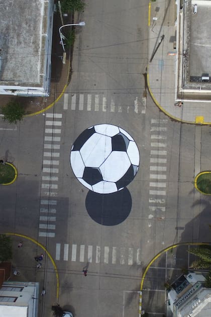 La pelota pintada en el asfalto de Bell Ville