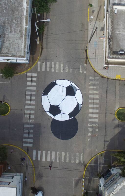 La pelota pintada en el asfalto de Bell Ville