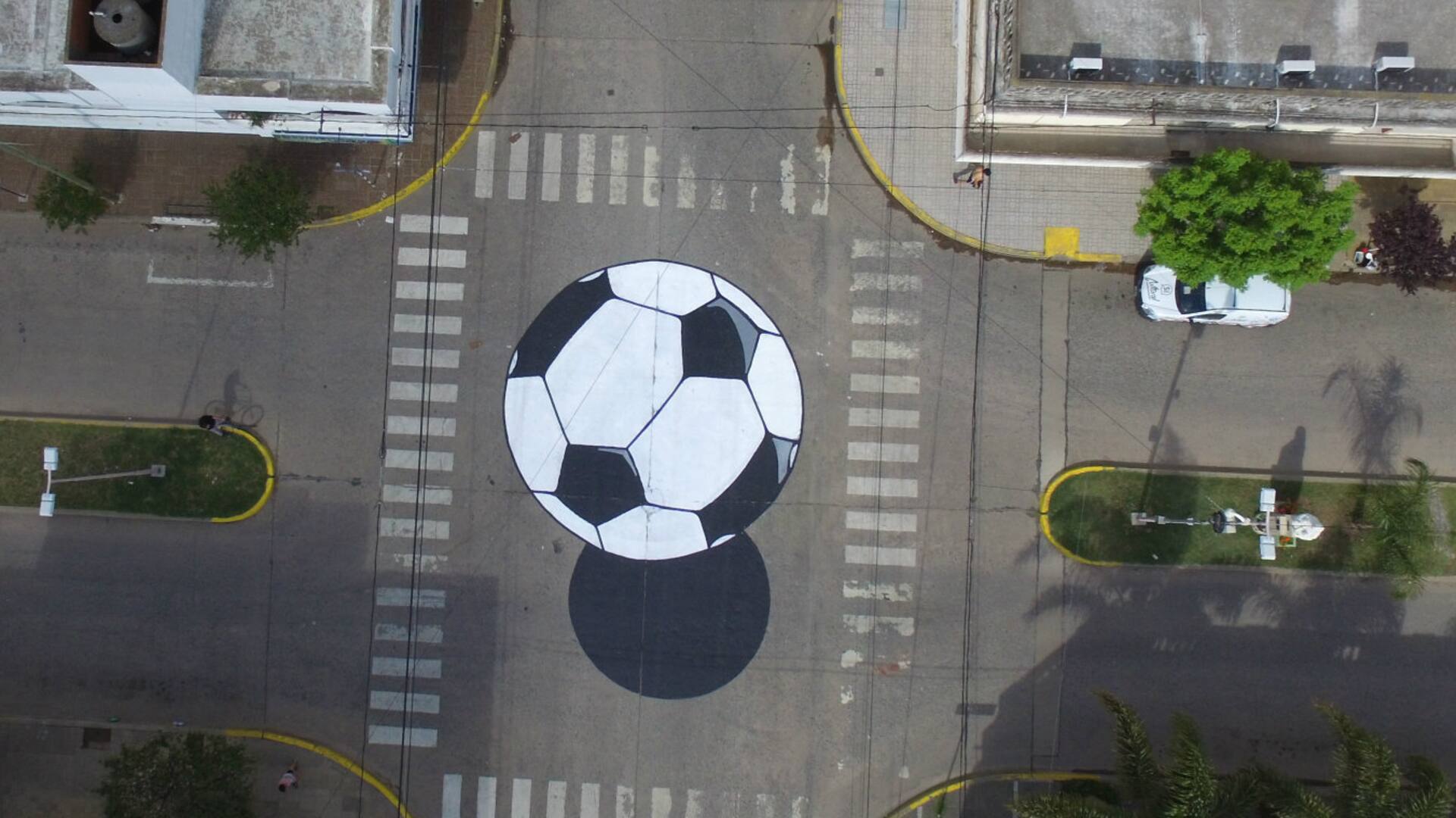 La pelota pintada en el asfalto de Bell Ville