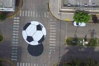 Lagartos, barriletes y pelotas: el argentino que por las noches pinta el asfalto