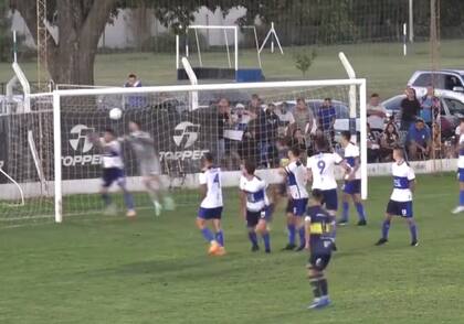 La pelota rumbo al gol, y será gol de Boca Juniors de Serodino