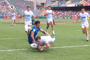 La pelota se escurre de las manos de Luciano González en el ingoal de Samoa; era el pase a las semifinales para los Pumas 7s