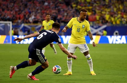La pelota y Neymar, un romance eterno. (Photo by ROBERT CIANFLONE / GETTY IMAGES NORTH AMERICA / Getty Images via AFP)