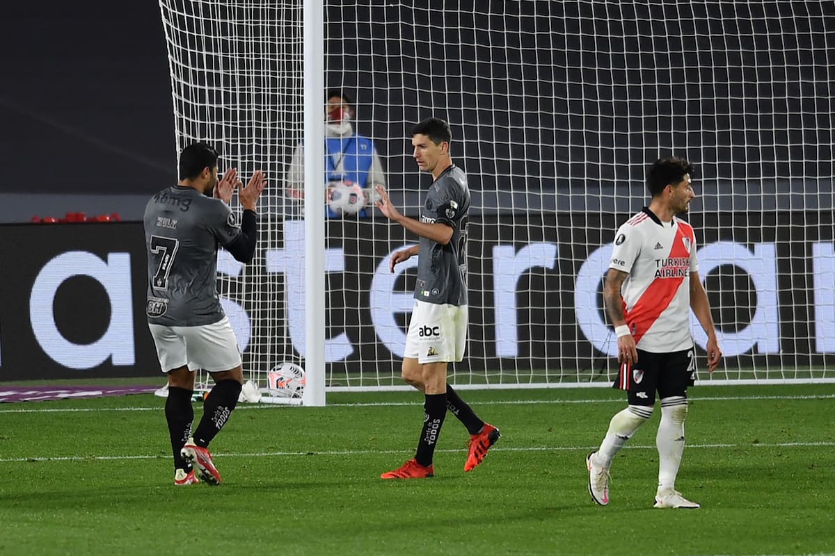 La pelota ya descansa en la red; Hulk se acerca a saludar a Nacho, que no grita su gol, el del triunfo del Mineiro sobre River