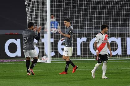 La pelota ya descansa en la red; Hulk se acerca a saludar a Nacho, que no grita su gol, el del triunfo del Mineiro sobre River