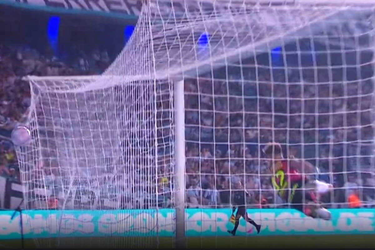 La pelota ya entró por el ángulo derecho, a pesar de la estirada de Acosta; el golazo de Piovi le dio el triunfo a Racing