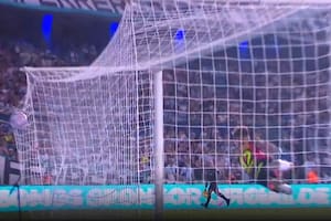 La pelota ya entró por el ángulo derecho, a pesar de la estirada de Acosta; el golazo de Piovi le dio el triunfo a Racing