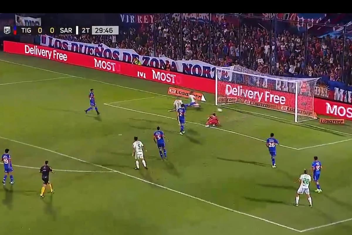 La pelota, ya impulsada por Morales, cruza el arco de Tigre y saldrá por el otro lado